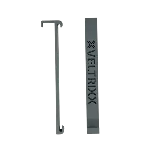 Twee grijze plastic onderdelen, waarvan één met de tekst "VELTRIXX" erop gegraveerd.