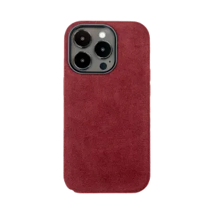 Donkerrode, suède-achtige telefoonhoes, geschikt voor een smartphone met drie camera's.