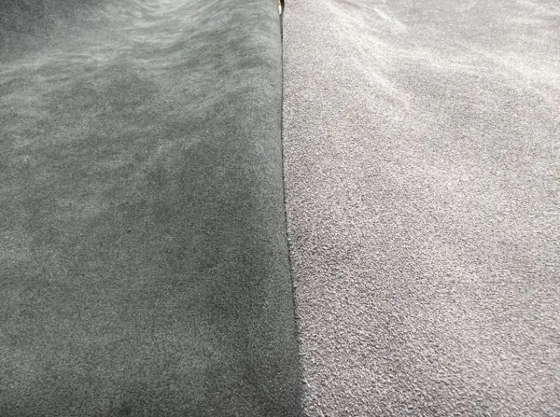 Twee stukken vloerbedekking in verschillende grijstinten naast elkaar, links donkergrijs en rechts lichtgrijs, gescheiden door een duidelijke naad in het midden.