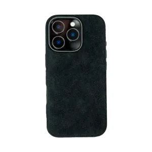 Zwarte smartphonehoes met drie ronde cameralenzen zichtbaar aan de achterkant.