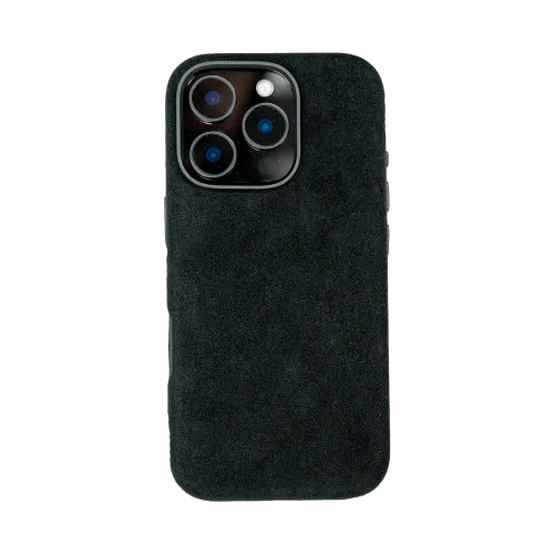 Zwarte smartphonehoes met drie ronde cameralenzen zichtbaar aan de achterkant.
