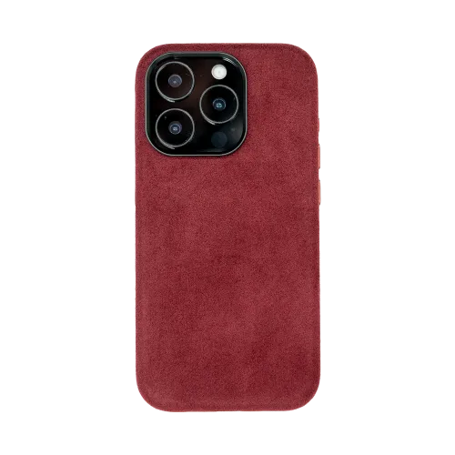 Donkerrode hoes voor smartphone met drie cameralenzen aan de achterkant.