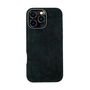 Zwarte telefoonhoes van stof met drie cameralenzen aan de achterzijde van een smartphone.