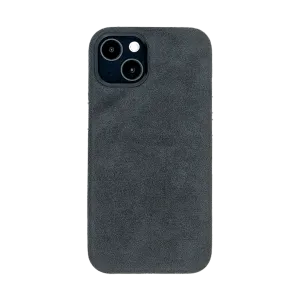 Grijze suède telefoonhoes met openingen voor dubbele camera en flitser.
