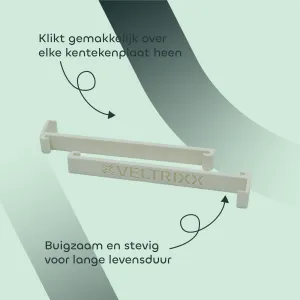 Twee flexibele, stevige houders met "VELTRIX" erop, ontworpen om eenvoudig op kentekenplaten te klikken. De tekst benadrukt duurzaamheid en gebruiksgemak. Achtergrond is lichtgroen met grafische eleme