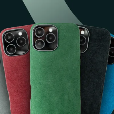 Vijf smartphones met fluwelen hoesjes in grijs, rood, groen, zwart en blauw op een donkergroene achtergrond. Links boven het logo van Veltrixx.