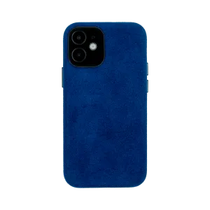Blauw suède hoesje op een smartphone met dubbele camera's.