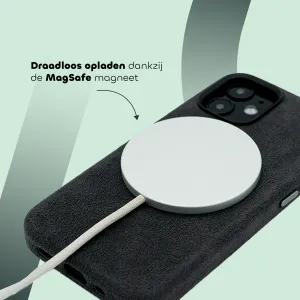Smartphone met een hoesje wordt draadloos opgeladen met een MagSafe-oplader. De tekst legt de functie en het gemak van de oplader uit. Achtergrond is lichtgroen.