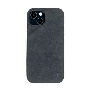 Grijze telefoonhoes met stoffen textuur, ontworpen voor een smartphone met dubbele camera en LED-flitsmodule.