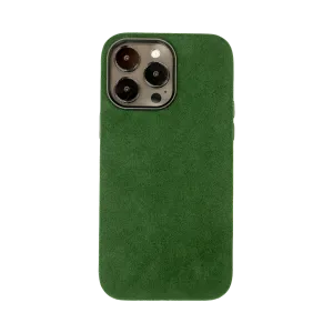 Groene telefoonhoes met een driedubbele cameralensuitkneping aan de achterkant.