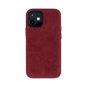 Bordeauxrode telefoonhoes met een zachte textuur en uitgesneden vak voor de camera's op de achterkant.