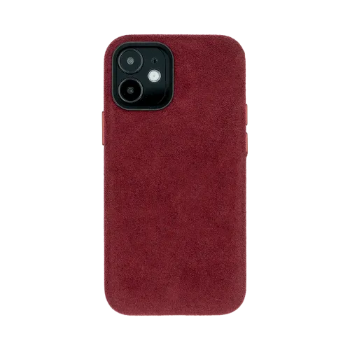 Bordeauxrode telefoonhoes met een zachte textuur en uitgesneden vak voor de camera's op de achterkant.