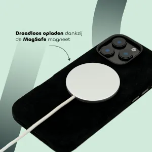 Smartphone met een draadloze MagSafe-oplader op een zwarte hoes. Tekst: "Draadloos opladen dankzij de MagSafe magneet."