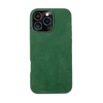 Groene suède telefoonhoes met een uitsparing voor de camera.