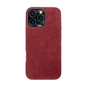 Smartphone met een bordeauxrode suède hoes en drie camera's op de achterkant.