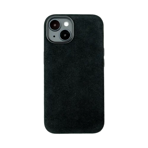 Zwarte smartphonehoes met zichtbare cameramodule aan de bovenzijde van het toestel. De hoes lijkt van een zacht, fluweelachtig materiaal te zijn gemaakt.