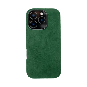 Groene suède telefoonhoes met een uitsparing voor drie cameralenzen aan de achterkant.
