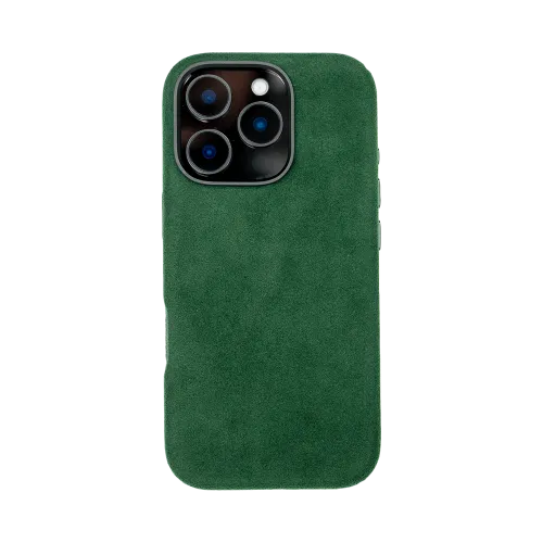 Groene suède telefoonhoes met een uitsparing voor drie cameralenzen aan de achterkant.