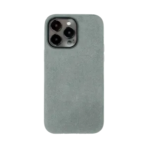 Grijze telefoonhoes met drie zichtbare cameralenzen en een flits aan de achterzijde.