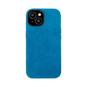 Achteraanzicht van een smartphone met een blauwe suède hoes, met zichtbaar de drie camera's en flitser.