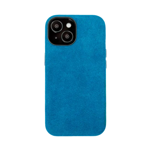 Achteraanzicht van een smartphone met een blauwe suède hoes, met zichtbaar de drie camera's en flitser.