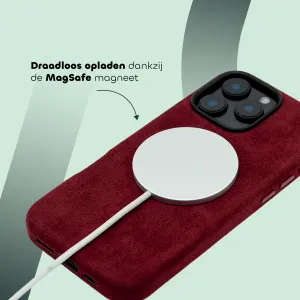 Een smartphone met een bordeauxrode hoes en een MagSafe magnetische lader, met de tekst "Draadloos opladen dankzij de MagSafe magneet" erop.