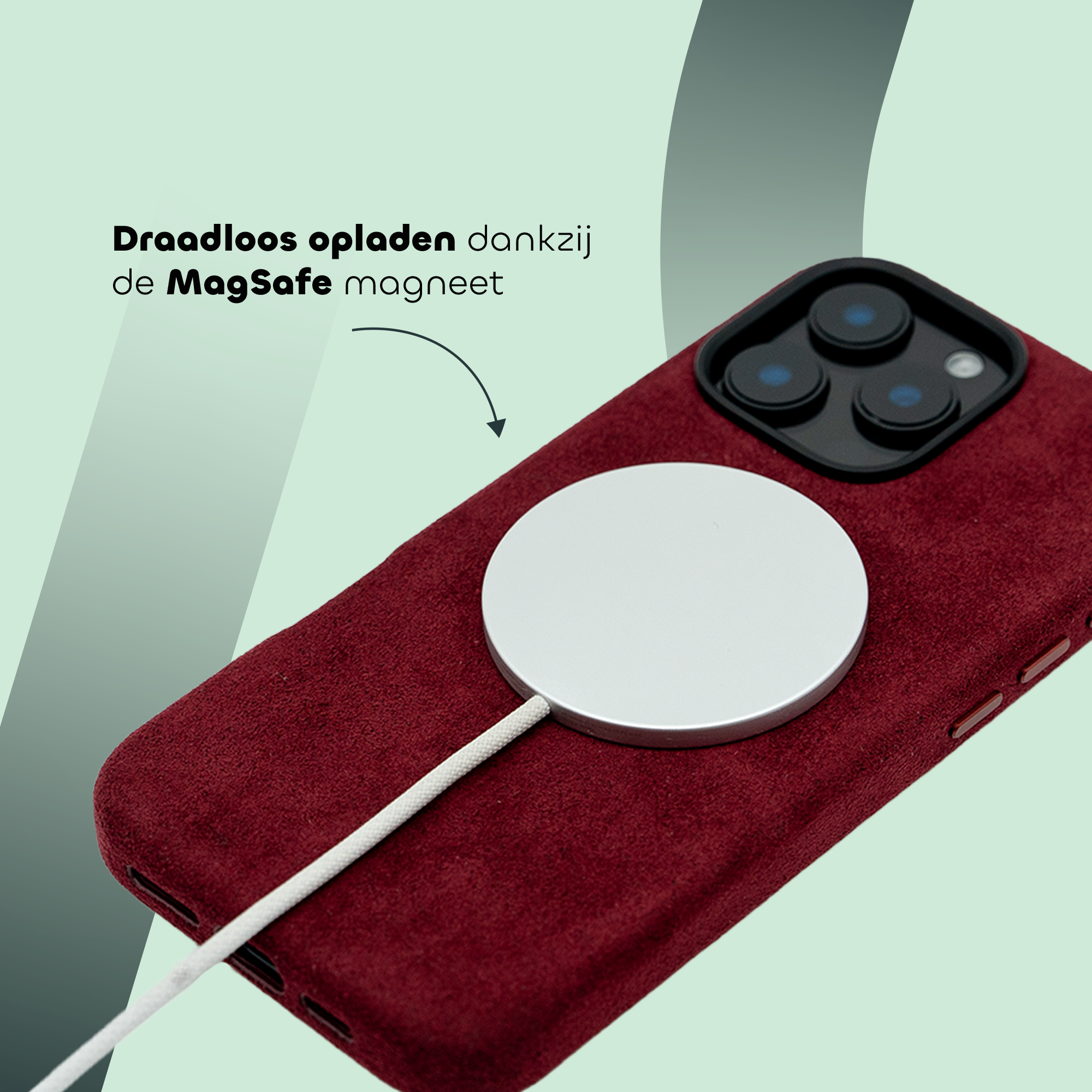 Een smartphone met een bordeauxrode hoes en een MagSafe magnetische lader, met de tekst "Draadloos opladen dankzij de MagSafe magneet" erop.