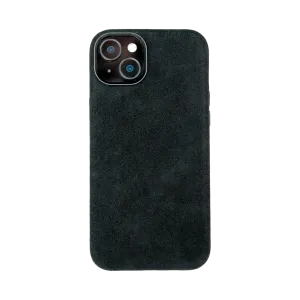 Zwarte telefoonhoes met een suède-achtige textuur, ontworpen voor een smartphone met dubbele camera.