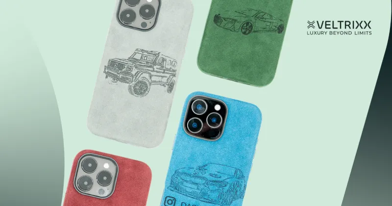 Vier telefoonhoesjes in verschillende kleuren met autoprints, geplaatst op een lichtgroene achtergrond. Links bovenin is het logo van Veltrixx zichtbaar.