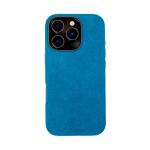 Blauwe stoffen smartphonehoes met uitpparing voor drie camera's en een flitser.