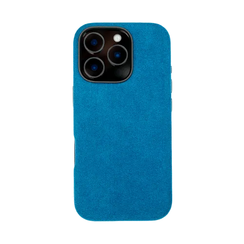Blauwe stoffen smartphonehoes met uitpparing voor drie camera's en een flitser.