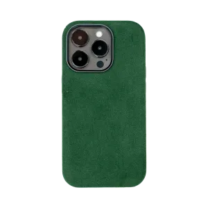 Groene suède telefoonhoes voor een smartphone, met uitsparingen voor drie camera's en een flitser.