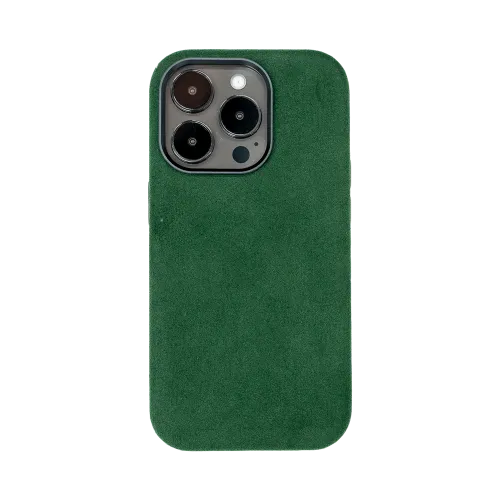 Groene suède telefoonhoes voor een smartphone, met uitsparingen voor drie camera's en een flitser.