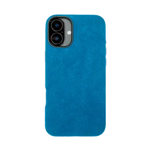Blauwe suède telefoonhoes met uitsparing voor dubbele cameralens bovenaan.