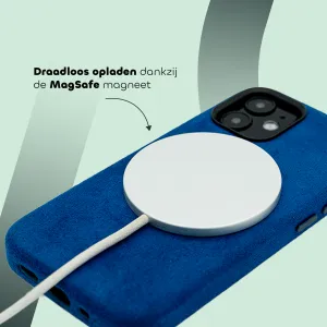 Smartphone met blauwe hoes en een MagSafe-oplader die erop is bevestigd voor draadloos opladen. Tekst: "Draadloos opladen dankzij de MagSafe magneet."
