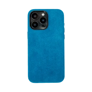 Achterkant van een telefoon in een blauwe suède hoes, met drie grote cameralenzen linksboven.