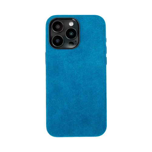 Achterkant van een telefoon in een blauwe suède hoes, met drie grote cameralenzen linksboven.