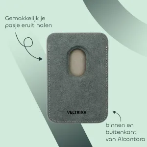 Grijs Alcantara kaarthouder van Veltrixx met een opening om kaarten eenvoudig te verwijderen. Achtergrond is lichtgroen met vloeiende lijnen. Teksten benadrukken gebruiksgemak en materiaal.
