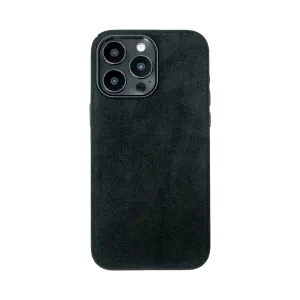 Zwarte telefoonhoes met drie cameralenzen aan de achterkant, gemaakt van een suède-achtig materiaal.