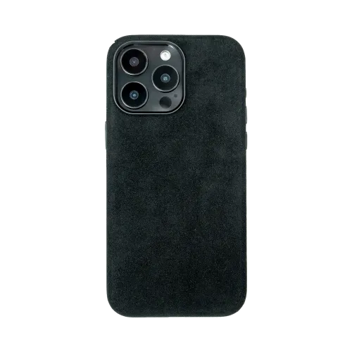 Zwarte telefoonhoes met drie cameralenzen aan de achterkant, gemaakt van een suède-achtig materiaal.