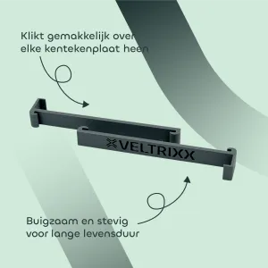 Zwarte kentekenplaathouder van Veltrixx, beschrijving met pijlen: "Klikt gemakkelijk over elke kentekenplaat heen" en "Buigzaam en stevig voor lange levensduur", op groene achtergrond.