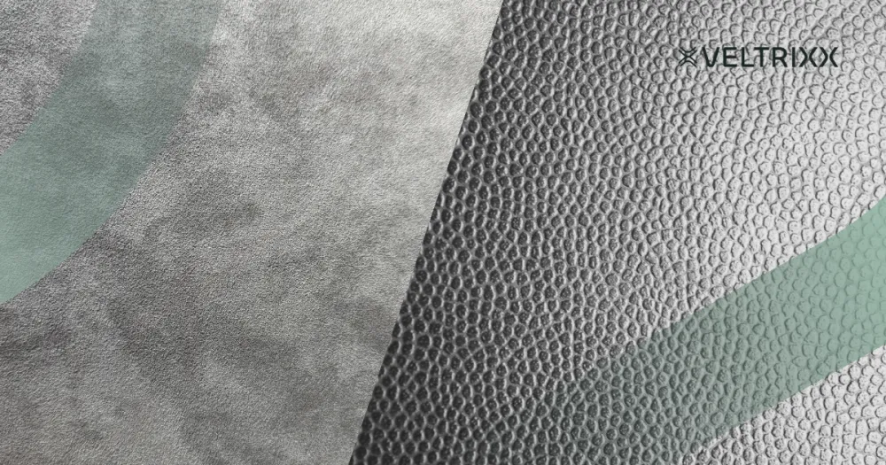 Abstracte afbeelding met grijze en groene gebogen vormen en texturen.