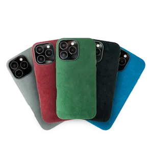 Vijf smartphones met stoffen hoesjes in verschillende kleuren: grijs, rood, groen, zwart en blauw, staan schuin geordend tegen elkaar.