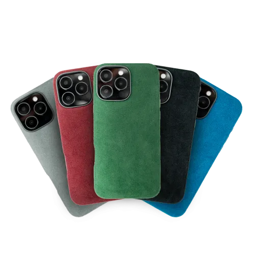 Vijf smartphones met stoffen hoesjes in verschillende kleuren: grijs, rood, groen, zwart en blauw, staan schuin geordend tegen elkaar.