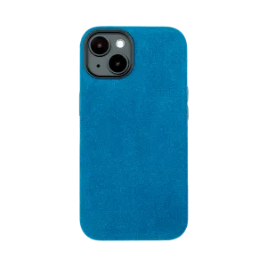 Blauw telefoonhoesje met een suède textuur, ontworpen voor een smartphone met een dubbele camera aan de achterzijde.