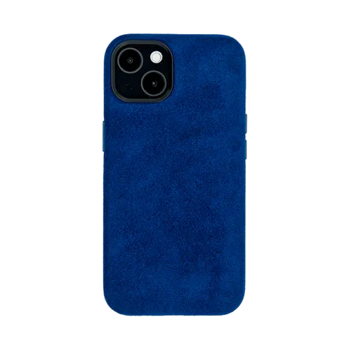 Blauwe suède telefoonhoes met uitsparing voor dubbele camera aan de achterkant.