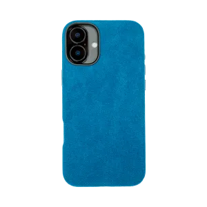 Blauw suède telefoonhoesje met uitsparing voor de cameralens.