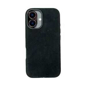 Zwarte smartphone in leren hoesje met dubbele camera aan de achterkant.