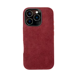 Donkerrode suède telefoonhoes met uitsparing voor drie camera's.