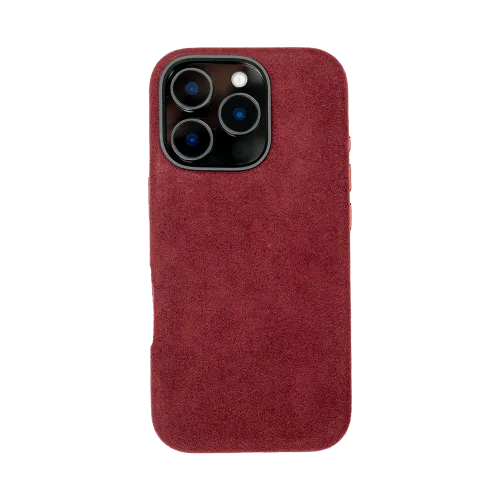 Donkerrode suède telefoonhoes met uitsparing voor drie camera's.